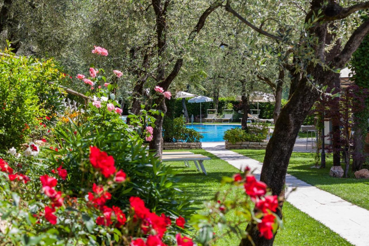 Hotel Continental - Tonelli Hotels Torbole Sul Garda Ngoại thất bức ảnh