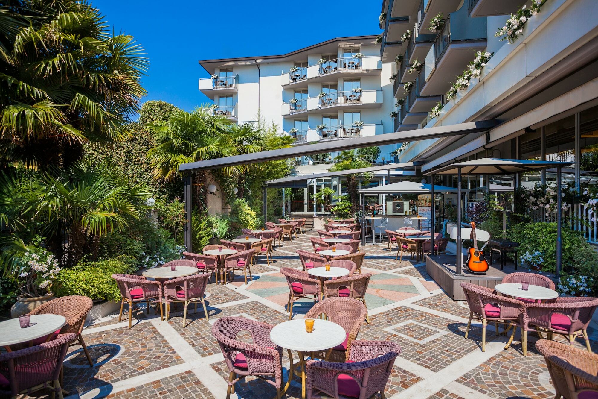 Hotel Continental - Tonelli Hotels Torbole Sul Garda Ngoại thất bức ảnh